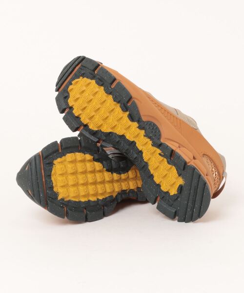 NIKE(ナイキ)の「NIKE WMNS ZOOM VOMERO ROAM HQ2181-200(スニーカー・レディース・ブラウン・24.5㎝/24㎝/23.5㎝/23㎝/25㎝)」の4枚目の写真