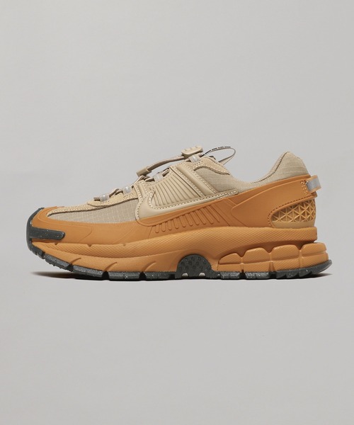 NIKE(ナイキ)の「NIKE WMNS ZOOM VOMERO ROAM HQ2181-200(スニーカー・レディース・ブラウン・24.5㎝/24㎝/23.5㎝/23㎝/25㎝)」の1枚目の写真