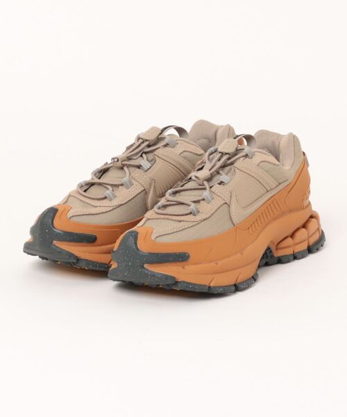 NIKE(ナイキ)の「NIKE WMNS ZOOM VOMERO ROAM HQ2181-200(スニーカー・レディース・ブラウン・24.5㎝/24㎝/23.5㎝/23㎝/25㎝)」の2枚目の写真