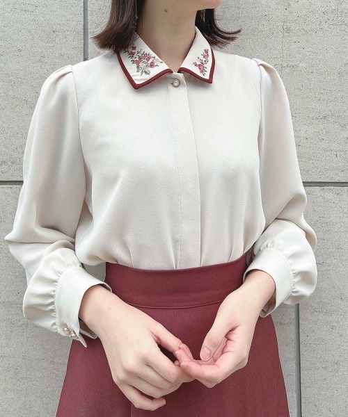 an another angelus(アンアナザーアンジェラス)の「ローズ刺繍パイピング衿ブラウス/ananotherangelus(シャツ/ブラウス・レディース・ホワイト×レッド/アイボリー・FREE)」の7枚目の写真