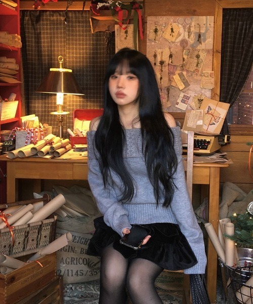 anyonemore（エニワンモア）の「ロングタイマフラー付きオフショルダーニットセット（ニット/セーター・レディース・グレー・FREE）」の3枚目の写真