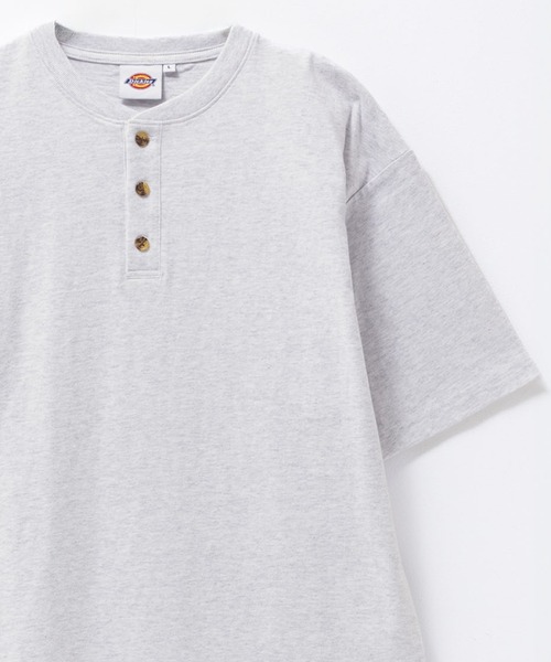Dickies(ディッキーズ)の「【Dickies】別注ヘンリーネックショートスリーブTシャツ(Tシャツ/カットソー・メンズ・アッシュグレー/ブラック/ホワイト・L/M/XXL/XL)」の3枚目の写真