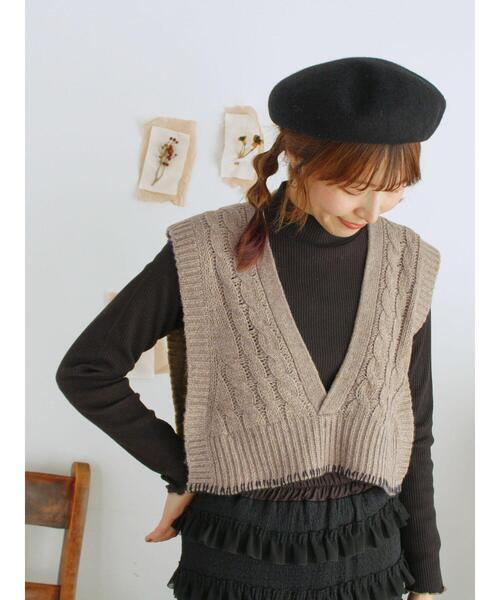 Samansa Mos2（サマンサ モスモス）の「◎ブランケットステッチケーブル編みショートベスト（ベスト・レディース・チャコールグレー/ベージュ/オフホワイト・F）」の3枚目の写真