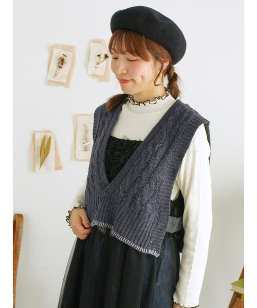 Samansa Mos2（サマンサ モスモス）の「◎ブランケットステッチケーブル編みショートベスト（ベスト・レディース・チャコールグレー/ベージュ/オフホワイト・F）」の2枚目の写真
