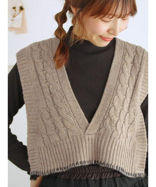 Samansa Mos2（サマンサ モスモス）の「◎ブランケットステッチケーブル編みショートベスト（ベスト・レディース・チャコールグレー/ベージュ/オフホワイト・F）」の4枚目の写真