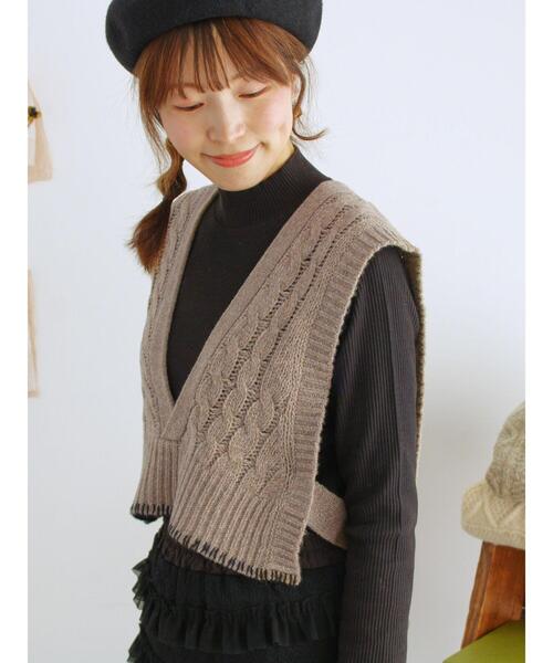 Samansa Mos2（サマンサ モスモス）の「◎ブランケットステッチケーブル編みショートベスト（ベスト・レディース・チャコールグレー/ベージュ/オフホワイト・F）」の5枚目の写真