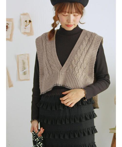 シンプル・マインズのレア・プロモ・ベスト セール】◎ブランケットステッチケーブル編みショートベスト（ベスト
