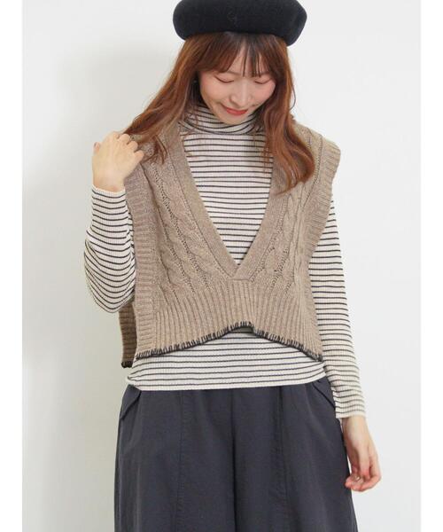 Samansa Mos2（サマンサ モスモス）の「◎ブランケットステッチケーブル編みショートベスト（ベスト・レディース・チャコールグレー/ベージュ/オフホワイト・F）」の13枚目の写真
