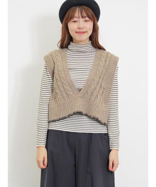 Samansa Mos2（サマンサ モスモス）の「◎ブランケットステッチケーブル編みショートベスト（ベスト・レディース・チャコールグレー/ベージュ/オフホワイト・F）」の14枚目の写真
