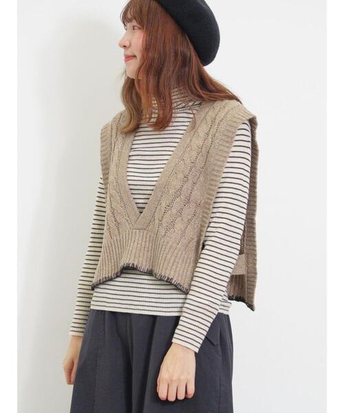 Samansa Mos2（サマンサ モスモス）の「◎ブランケットステッチケーブル編みショートベスト（ベスト・レディース・チャコールグレー/ベージュ/オフホワイト・F）」の15枚目の写真