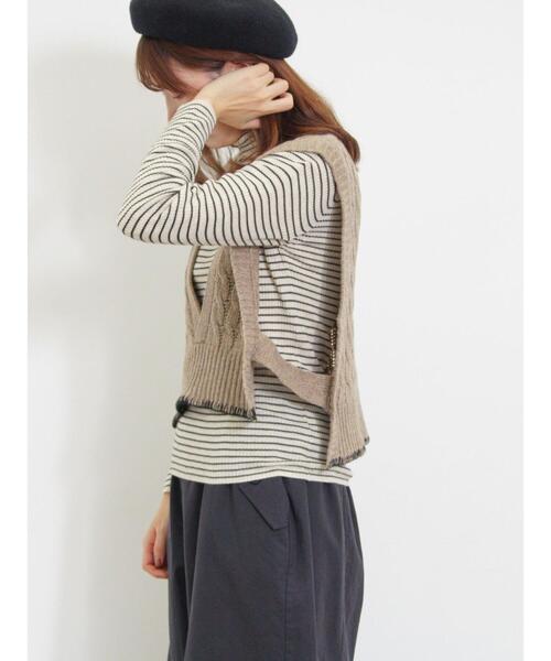 Samansa Mos2（サマンサ モスモス）の「◎ブランケットステッチケーブル編みショートベスト（ベスト・レディース・チャコールグレー/ベージュ/オフホワイト・F）」の17枚目の写真