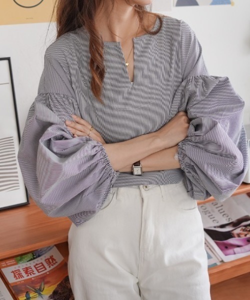 ABITOKYO(アビトーキョー)の「無地&ストライプ ボリューム袖キーネックブラウス(シャツ/ブラウス・レディース・ブルー系その他/ホワイト/ブラック/ブラック系その他/パープル系その他・M/XL/L)」の3枚目の写真