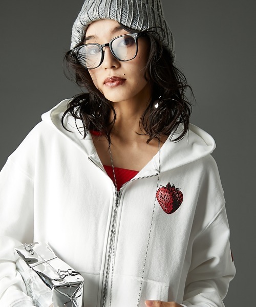 GEVS.(ジェイヴィス)の「綿100%ストロベリープリントジップアップパーカー<大きいサイズ有>GEVS.(パーカー・レディース・オフホワイト/杢グレー・M/L/LL/3L/4L/5L)」の4枚目の写真