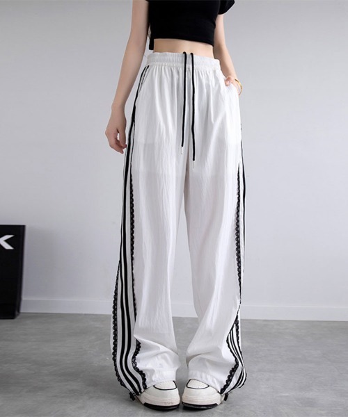 SallyLunn(サリーラン)の「レースデザイントラックパンツ(その他パンツ・レディース・ホワイト/ブラック・LARGE/MEDIUM)」の2枚目の写真