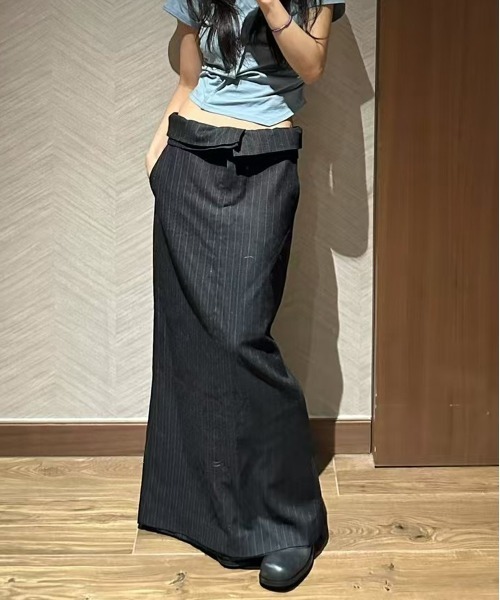 on:nue（オンニュ）の「【on:nue】フォールドストライプマキシスカート（スカート・レディース・ブラック/グレー・FREE）」の2枚目の写真