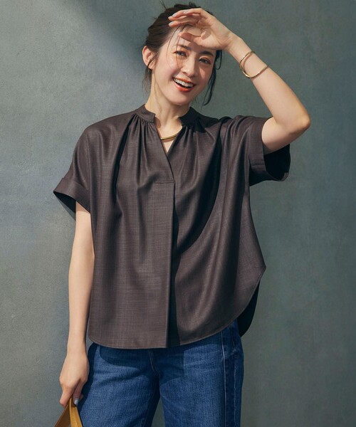 23区(ニジュウサンク)の「【接触冷感/UVカット】ドライスラブストレッチ スキッパー ブラウス(シャツ/ブラウス・レディース・ネイビー系/ベージュ系/ダークブラウン系・38)」の2枚目の写真