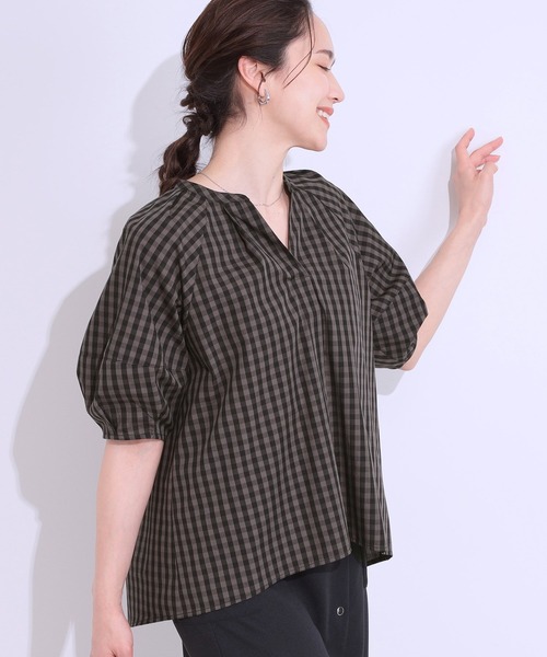 DRESKIP（ドレスキップ）の「【洗える/S-LL】洗濯後しわになりにくい 5分袖スキッパーブラウス（シャツ/ブラウス・レディース・チャコールグレー/グレー系その他/イエロー系その他/ブルー系その他4/ライトベージュ/ブラック系1/ホワイト系5/ブルー・01/04/03/02）」の9枚目の写真