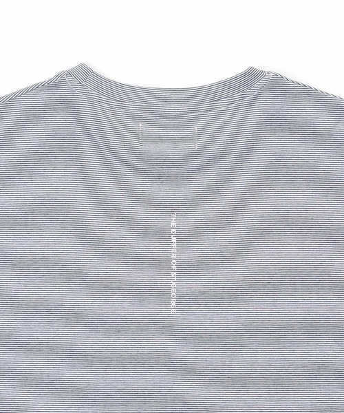 The DUFFER of ST.GEORGE（ザダファーオブセントジョージ）の「COOLMAX 2LAYERS RELAX FIT NARROW BORDER TEE：セットアップ 2層構造 吸水速乾クールマックス リラックスフィット ナローボーダーTシャツ（Tシャツ/カットソー・メンズ・ネイビー/ダークグレー/ライトグレー・MEDIUM/SMALL/X-LARGE/LARGE/XX-LARGE）」の18枚目の写真