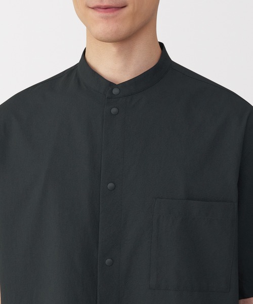 無印良品（ムジルシリョウヒン）の「紳士　風を通すスタンドカラー半袖シャツ（シャツ/ブラウス・メンズ・ブラック/ブラウン系/ダークネイビー・S/L/XL）」の8枚目の写真