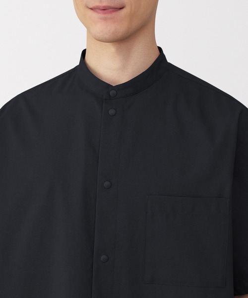 無印良品（ムジルシリョウヒン）の「紳士　風を通すスタンドカラー半袖シャツ（シャツ/ブラウス・メンズ・ブラック/ブラウン系/ダークネイビー・S/L/XL）」の22枚目の写真