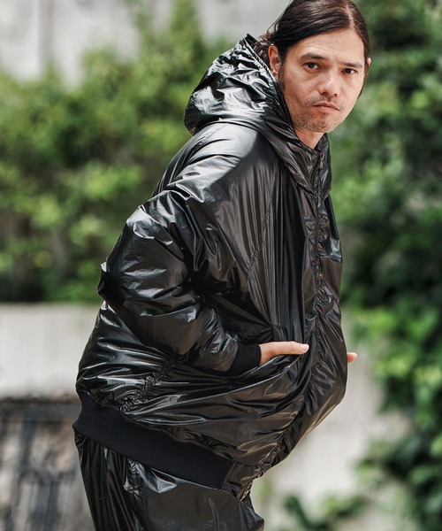 CAMBIO(カンビオ)の「mj10834- Metallic Coating Hooded Padded Blouson ブルゾン(ブルゾン・メンズ・ブラック/シルバー/ゴールド・S/M/L)」の2枚目の写真