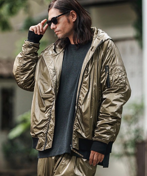 CAMBIO(カンビオ)の「mj10834- Metallic Coating Hooded Padded Blouson ブルゾン(ブルゾン・メンズ・ブラック/シルバー/ゴールド・S/M/L)」の4枚目の写真