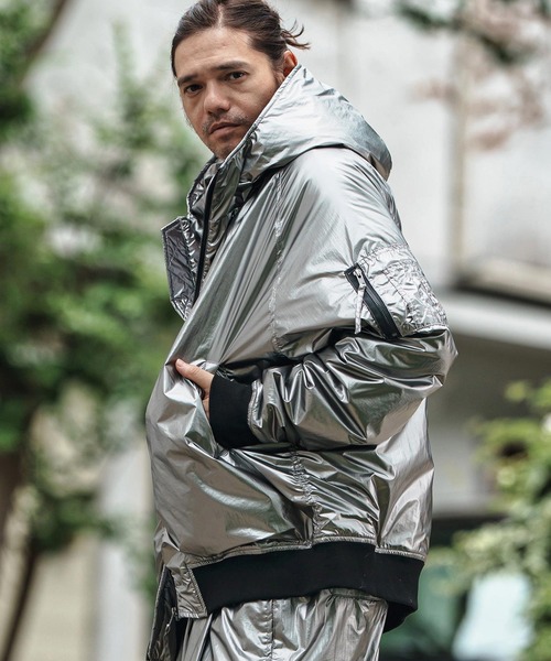 CAMBIO(カンビオ)の「mj10834- Metallic Coating Hooded Padded Blouson ブルゾン(ブルゾン・メンズ・ブラック/シルバー/ゴールド・S/M/L)」の11枚目の写真