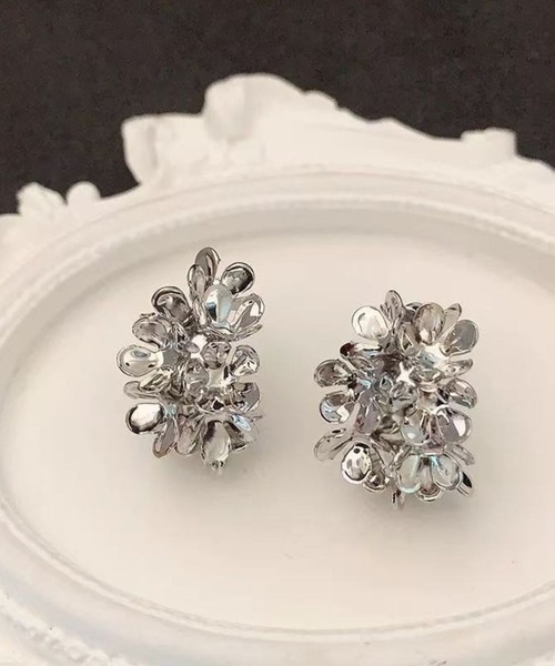 yu-ka(ユーカ)の「YU-KA:メタルフラワーピアス metal flower hoop pierce(ピアス(両耳用)・レディース・シルバー/ゴールド・FREE)」の2枚目の写真