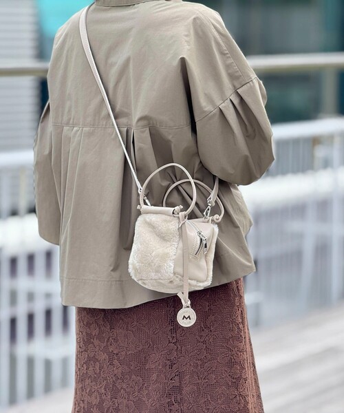 marco masi（マルコマージ）の「【MARCO MASI/ マルコマージ】ミニキューブムートンバッグ（ショルダーバッグ・レディース・グレイッシュベージュ/キャメル・FREE）」の5枚目の写真