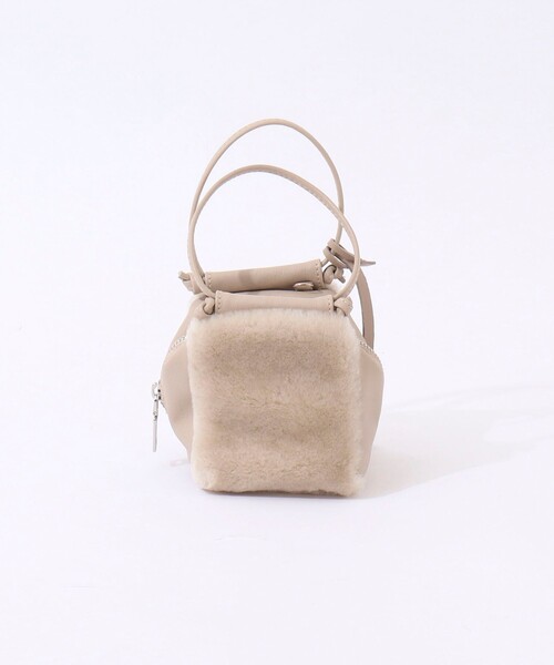 marco masi（マルコマージ）の「【MARCO MASI/ マルコマージ】ミニキューブムートンバッグ（ショルダーバッグ・レディース・グレイッシュベージュ/キャメル・FREE）」の7枚目の写真