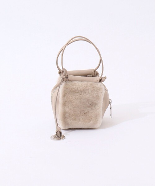 marco masi（マルコマージ）の「【MARCO MASI/ マルコマージ】ミニキューブムートンバッグ（ショルダーバッグ・レディース・グレイッシュベージュ/キャメル・FREE）」の8枚目の写真