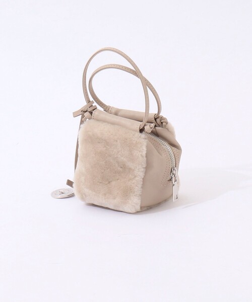 marco masi（マルコマージ）の「【MARCO MASI/ マルコマージ】ミニキューブムートンバッグ（ショルダーバッグ・レディース・グレイッシュベージュ/キャメル・FREE）」の9枚目の写真