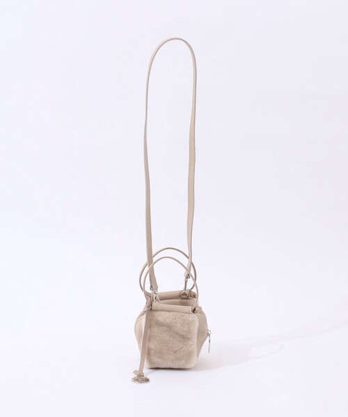 marco masi（マルコマージ）の「【MARCO MASI/ マルコマージ】ミニキューブムートンバッグ（ショルダーバッグ・レディース・グレイッシュベージュ/キャメル・FREE）」の11枚目の写真