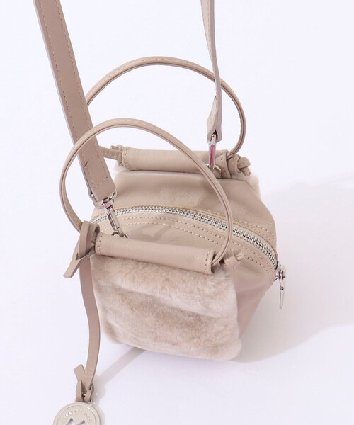 marco masi（マルコマージ）の「【MARCO MASI/ マルコマージ】ミニキューブムートンバッグ（ショルダーバッグ・レディース・グレイッシュベージュ/キャメル・FREE）」の13枚目の写真