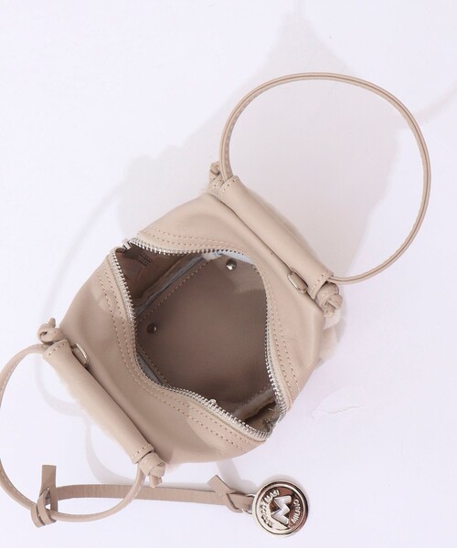 marco masi（マルコマージ）の「【MARCO MASI/ マルコマージ】ミニキューブムートンバッグ（ショルダーバッグ・レディース・グレイッシュベージュ/キャメル・FREE）」の19枚目の写真