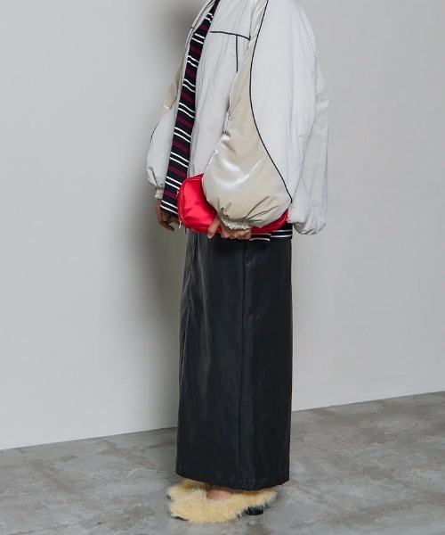 MAISON SPECIAL(メゾンスペシャル)の「Waist Cross Vegan Leather Tight Slit Skirt/ウエストクロスヴィーガンレザータイトスリットスカート(スカート・レディース・ブラック/ボルドー・36/38)」の7枚目の写真