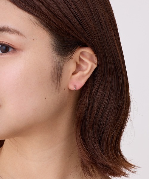 CALIN　STANDARD（カリンスタンダード）の「◆金属アレルギー対応◆◆made in japan◆【純金厚メッキ】ツイスト　極小ミニマルカーブピアス（ピアス（両耳用）・レディース・ゴールド/ピンクゴールド/シルバー・FREE）」の6枚目の写真