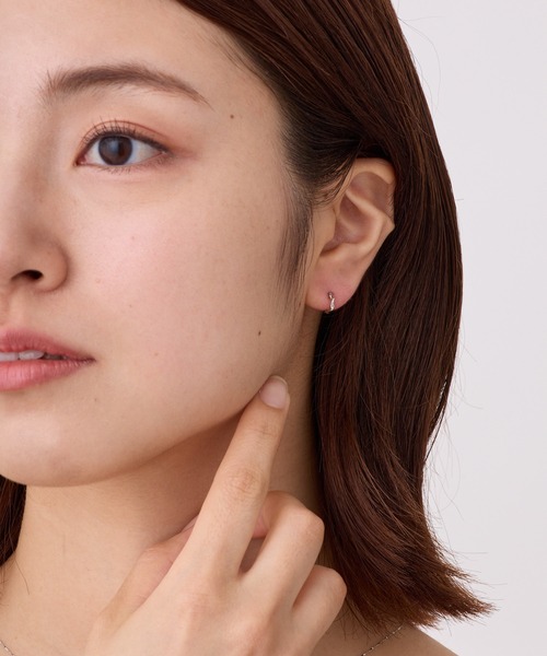 CALIN　STANDARD（カリンスタンダード）の「◆金属アレルギー対応◆◆made in japan◆【純金厚メッキ】ツイスト　極小ミニマルカーブピアス（ピアス（両耳用）・レディース・ゴールド/ピンクゴールド/シルバー・FREE）」の7枚目の写真