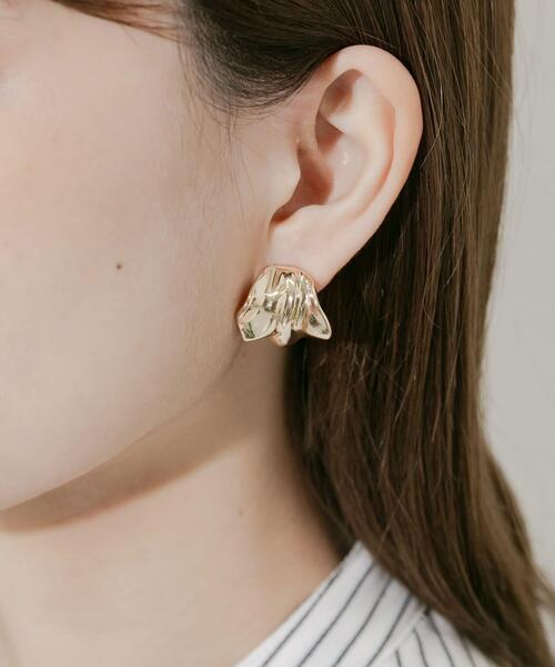 SMELLY（スメリー）の「ニュアンスワイドメタルイヤリング（イヤリング・レディース・ゴールド・-）」の5枚目の写真