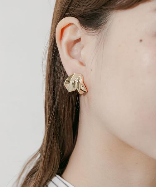 SMELLY（スメリー）の「ニュアンスワイドメタルイヤリング（イヤリング・レディース・ゴールド・-）」の3枚目の写真