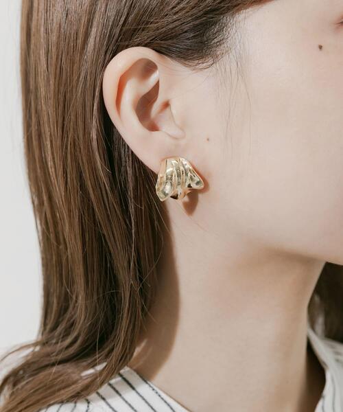 SMELLY（スメリー）の「ニュアンスワイドメタルイヤリング（イヤリング・レディース・ゴールド・-）」の2枚目の写真