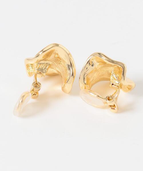 SMELLY（スメリー）の「ニュアンスワイドメタルイヤリング（イヤリング・レディース・ゴールド・-）」の4枚目の写真