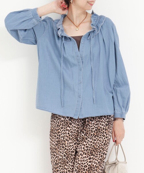 MICO COULIER（ミコクリエ）の「ライトデニムフリルブラウス（シャツ/ブラウス・レディース・ブルー/サックスブルー・38）」の2枚目の写真