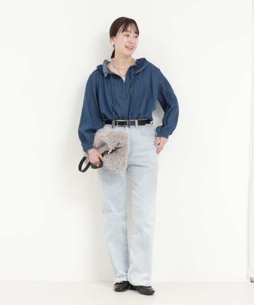 MICO COULIER（ミコクリエ）の「ライトデニムフリルブラウス（シャツ/ブラウス・レディース・ブルー/サックスブルー・38）」の3枚目の写真