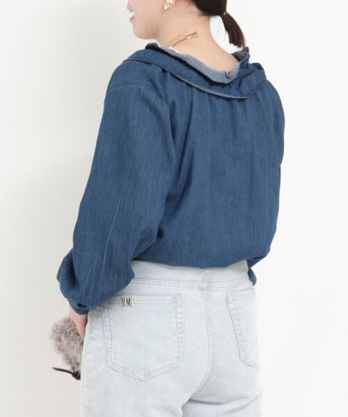 MICO COULIER（ミコクリエ）の「ライトデニムフリルブラウス（シャツ/ブラウス・レディース・ブルー/サックスブルー・38）」の7枚目の写真