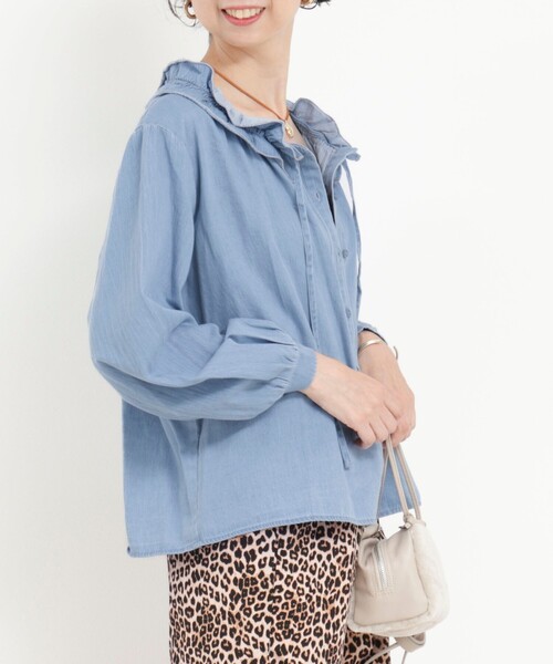 MICO COULIER（ミコクリエ）の「ライトデニムフリルブラウス（シャツ/ブラウス・レディース・ブルー/サックスブルー・38）」の13枚目の写真