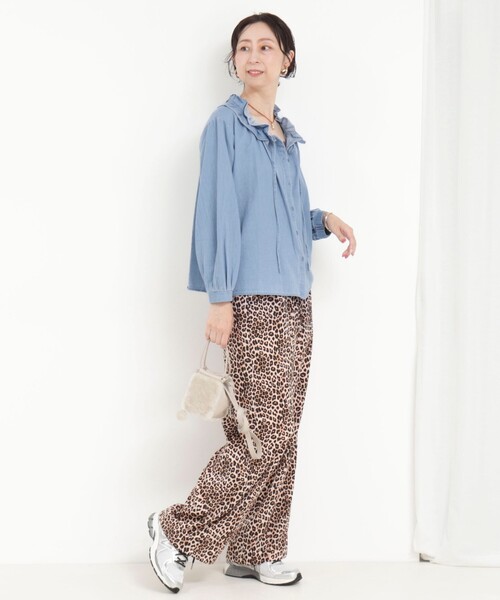 MICO COULIER（ミコクリエ）の「ライトデニムフリルブラウス（シャツ/ブラウス・レディース・ブルー/サックスブルー・38）」の14枚目の写真