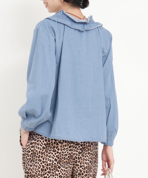 MICO COULIER（ミコクリエ）の「ライトデニムフリルブラウス（シャツ/ブラウス・レディース・ブルー/サックスブルー・38）」の15枚目の写真