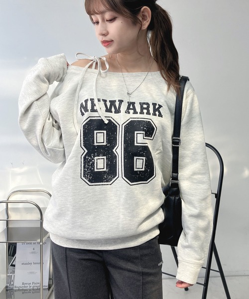 AS KNOW AS plus（アズノゥアズプラス）の「♪2WAY リボン ロゴスウェットプルオーバー（ボートネック・ワンショルダー）（スウェット・レディース・チャコールグレー/オートミール/カモフラージュ/グリーン系/グレー系/アイボリー系/レッド系・FREE）」の4枚目の写真