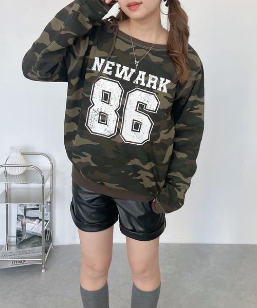 AS KNOW AS plus（アズノゥアズプラス）の「♪2WAY リボン ロゴスウェットプルオーバー（ボートネック・ワンショルダー）（スウェット・レディース・チャコールグレー/オートミール/カモフラージュ/グリーン系/グレー系/アイボリー系/レッド系・FREE）」の5枚目の写真